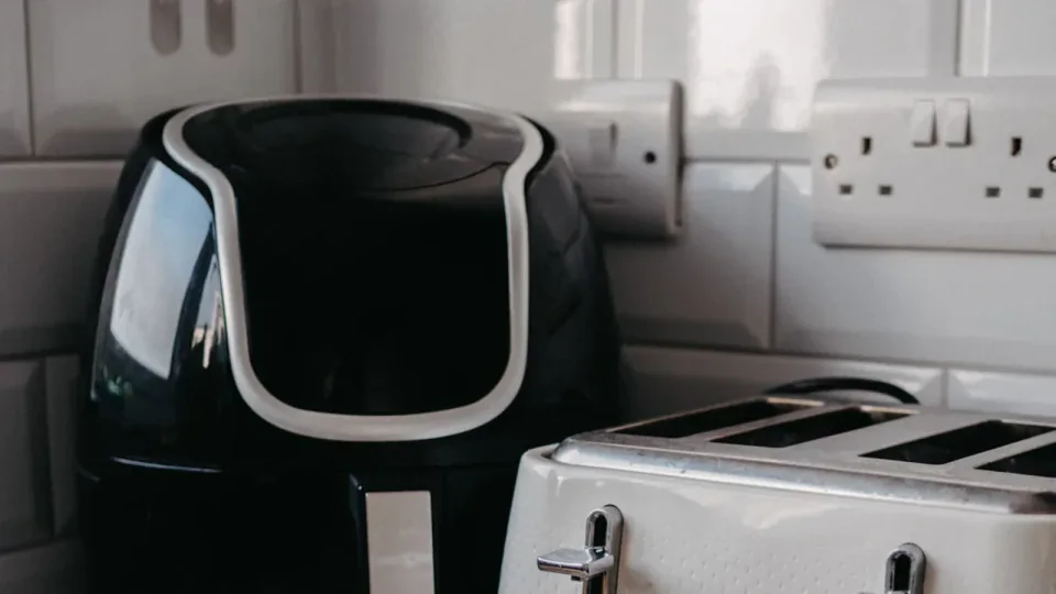air fryer ou forno elétrico na cozinha