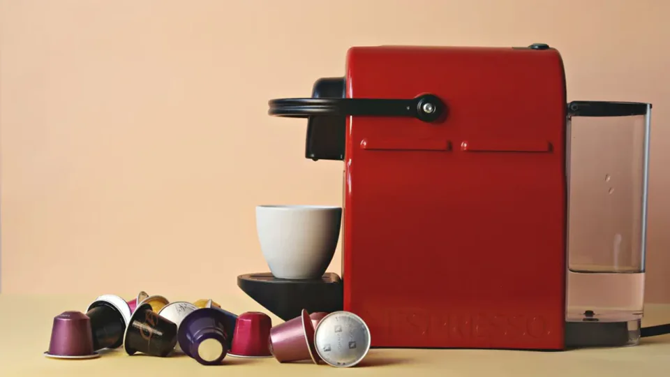 cafeteira de cápsula ou multicápsula com cápsulas de café