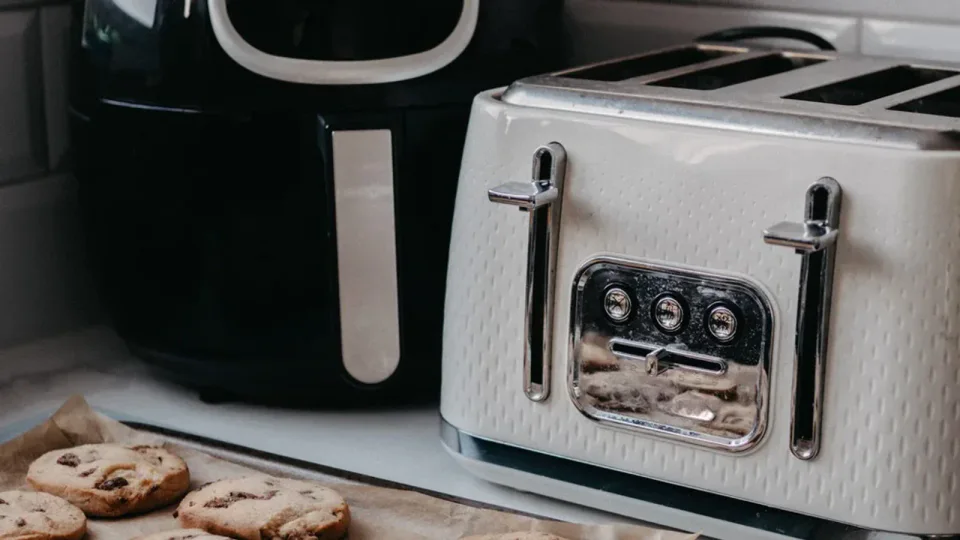 Air fryer sobre bancada de cozinha antes do primeiro uso