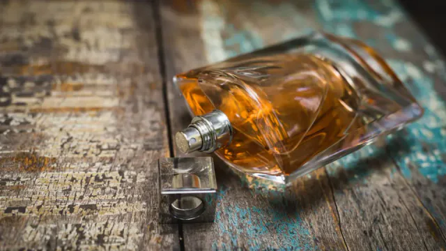 Diferença entre eau de parfum e eau de toilette em frascos de perfume