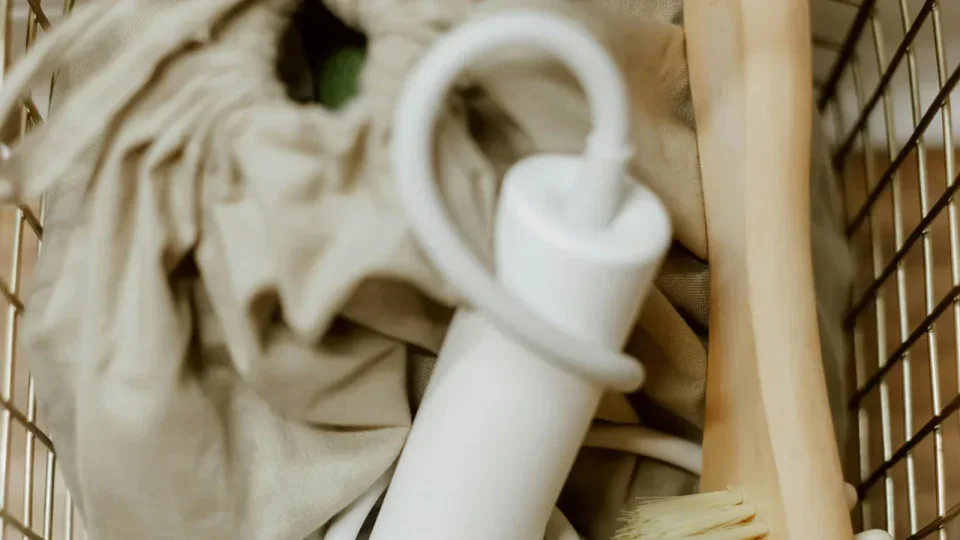 Escova secadora ou secador de cabelo em cesta com escova