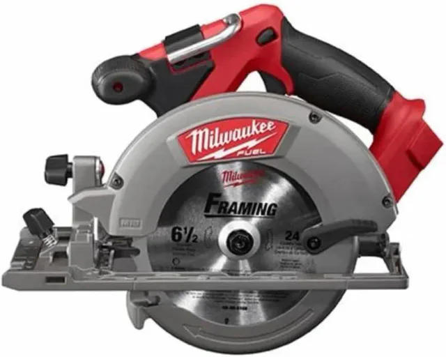 Serra circular Milwaukee 2730-20 para madeira em fundo claro