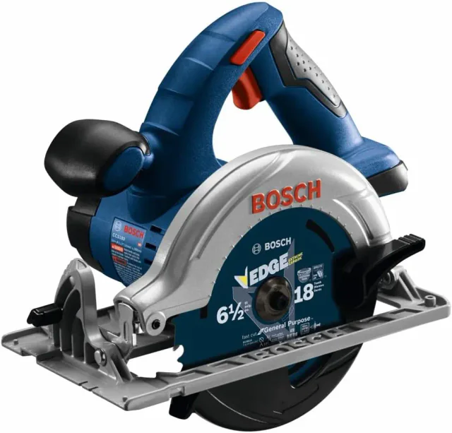 Serra circular Bosch CCS180B para madeira em fundo claro