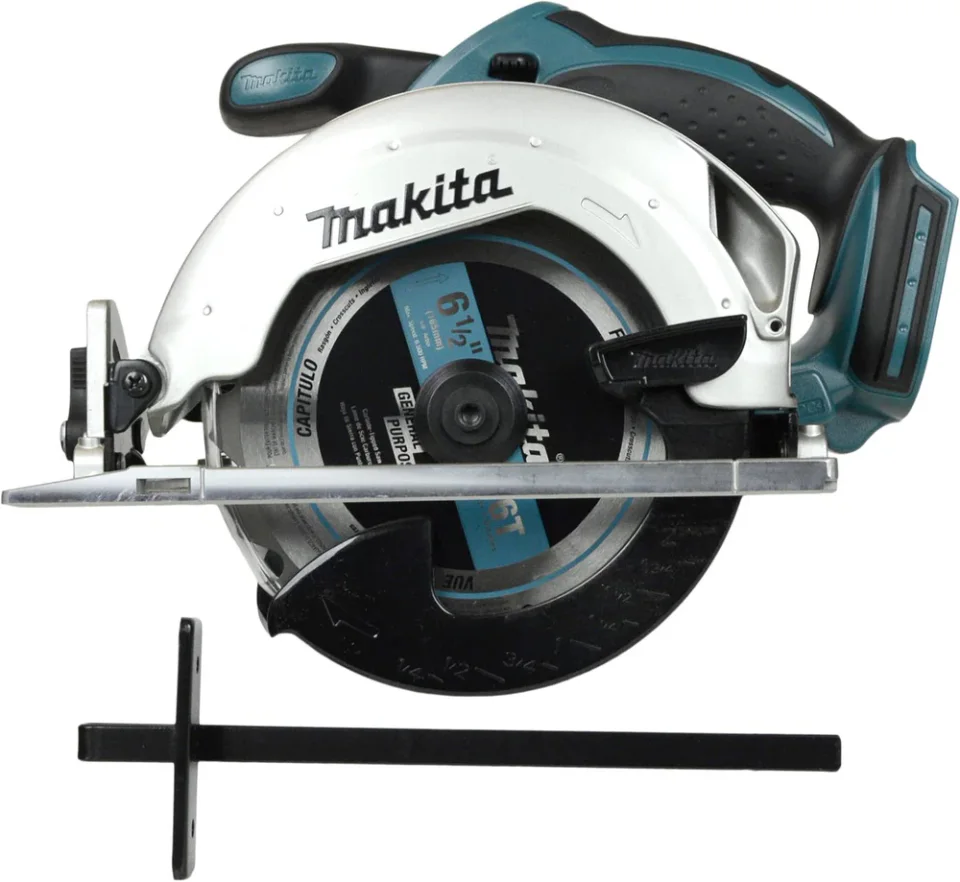 Serra circular Makita XSS02Z para madeira em fundo claro