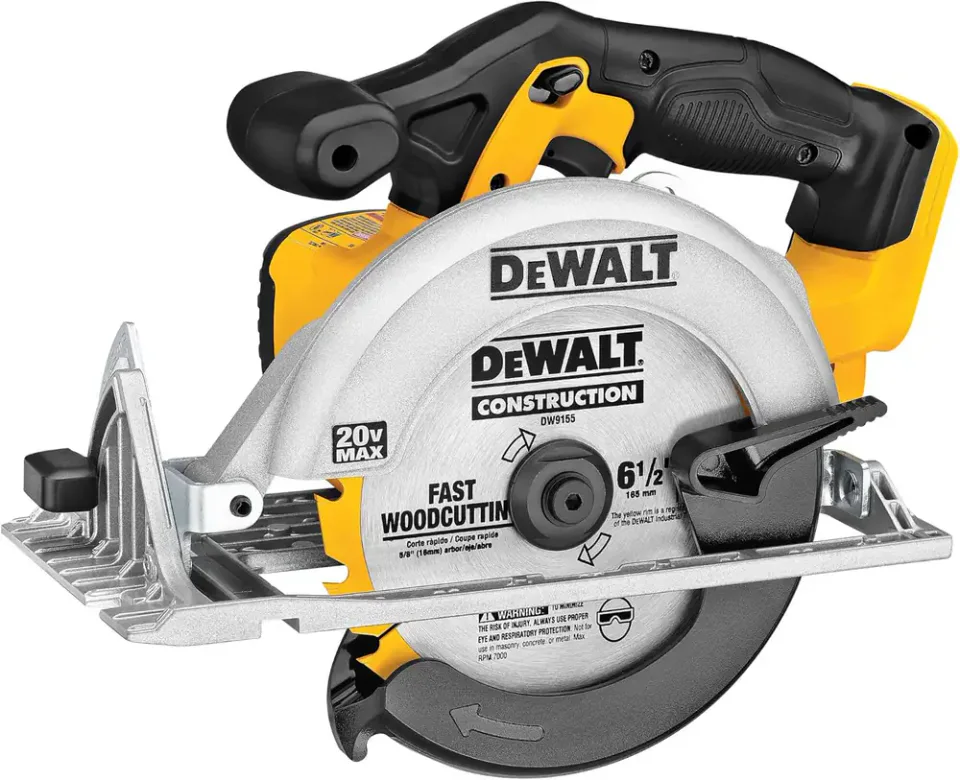 Serra circular DeWalt DCS391B para madeira em fundo claro
