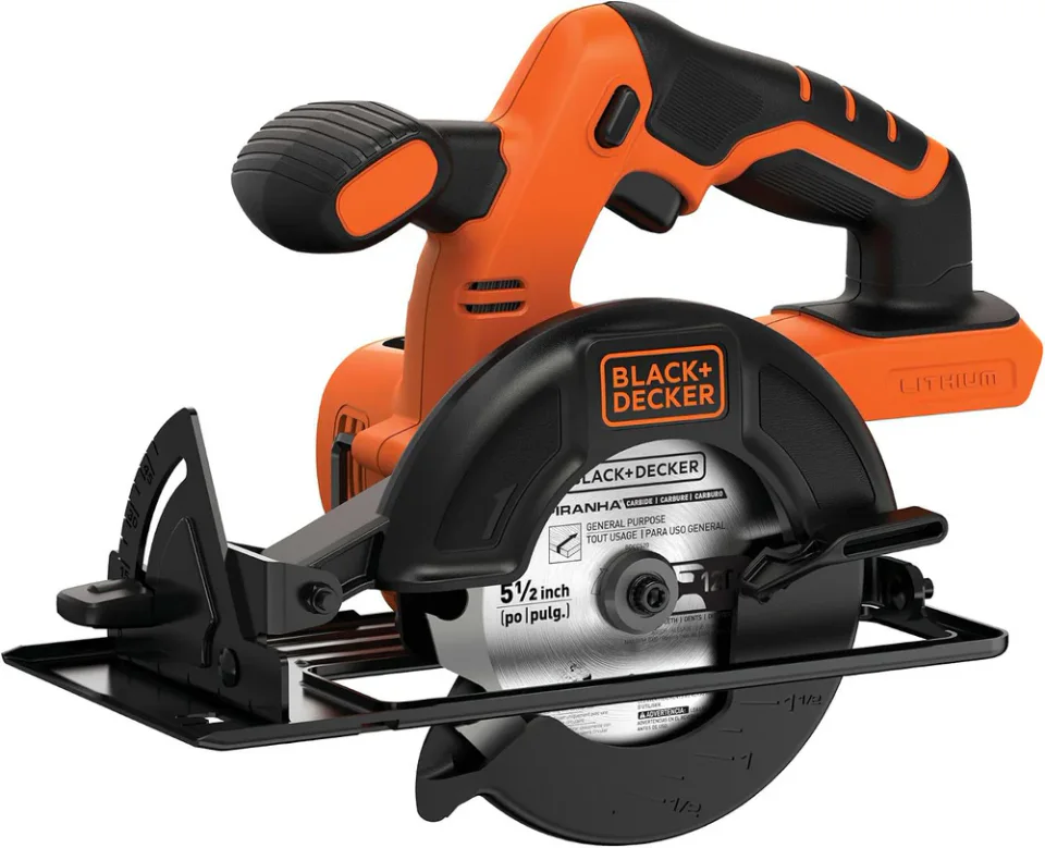 Serra circular Black+Decker BDCCS20B para madeira em fundo claro