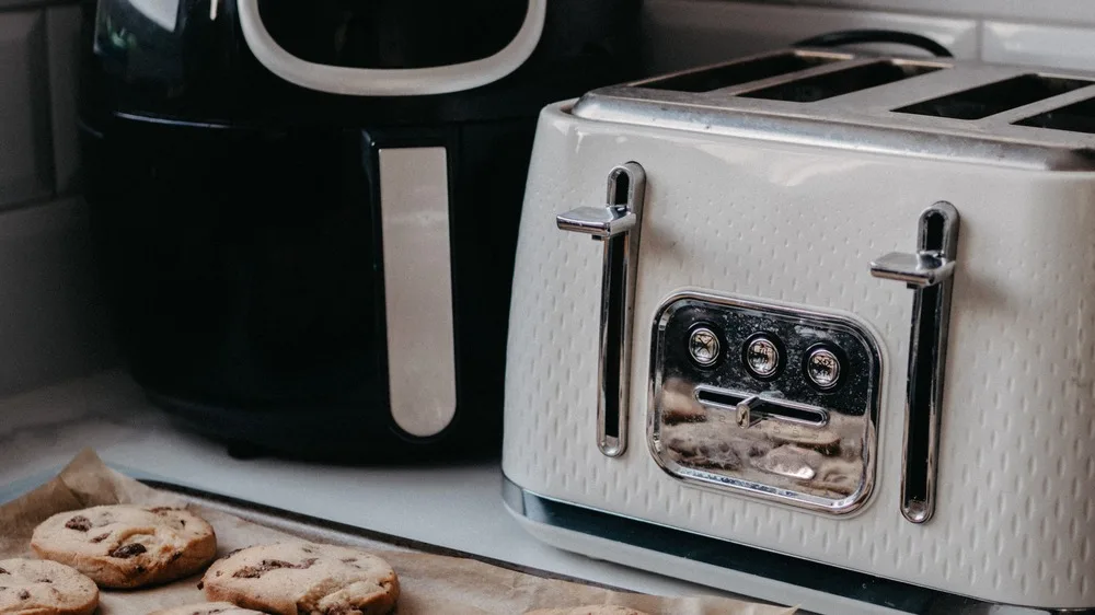 Como usar air fryer pela primeira vez Air fryer sobre bancada de cozinha antes do primeiro uso