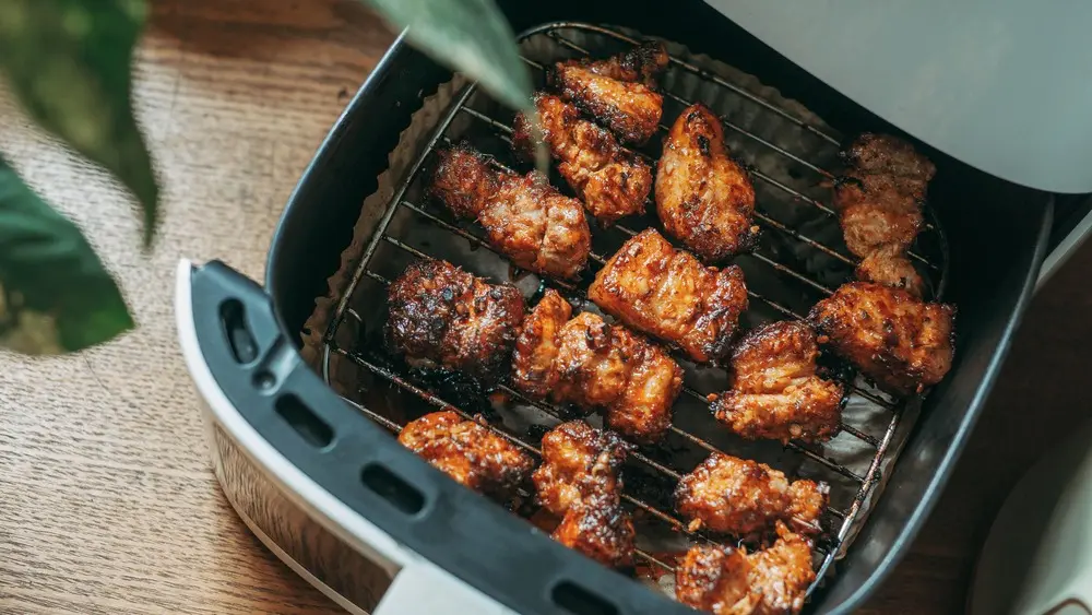Frango preparado na air fryer Pedaços de frango preparados em uma air fryer