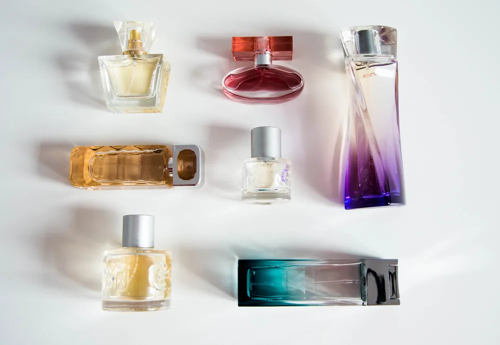 notas olfativas de perfume importado frascos de perfume importado em bancada clara