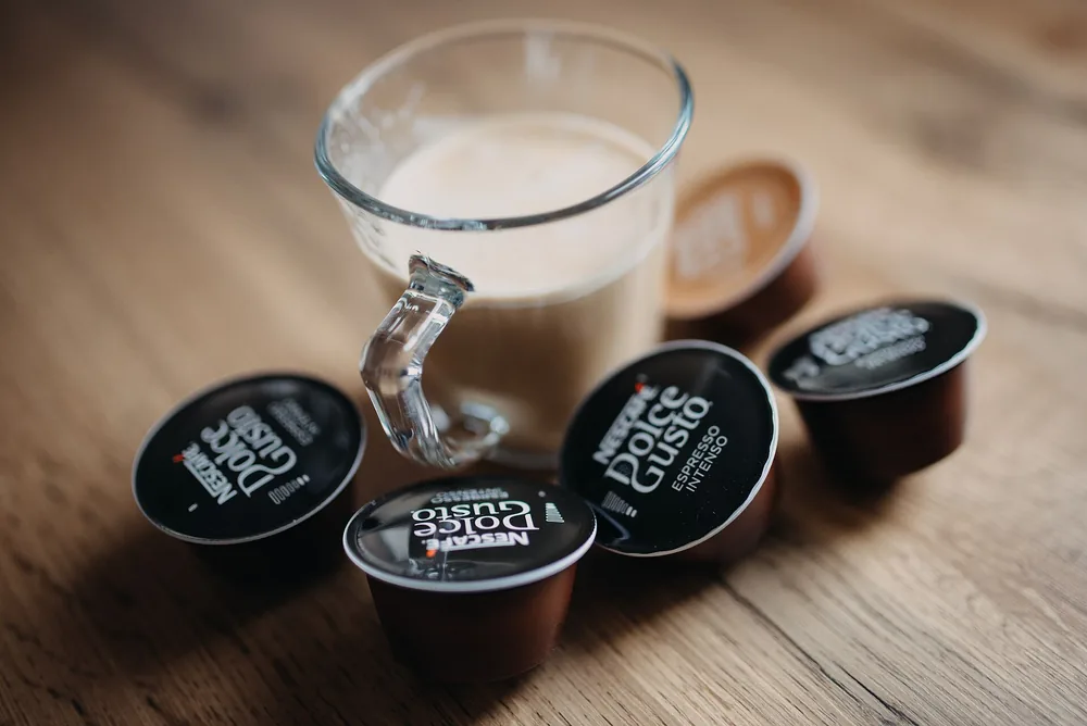 Cafeteira de cápsula e praticidade no preparo Cafeteira de cápsula com café pronto para o dia a dia