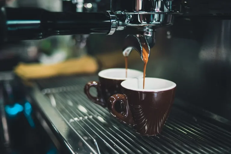 Cafeteira expresso ou de cápsula: qual compensa mais no dia a dia?